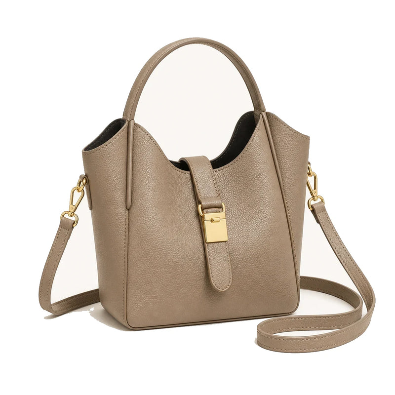 bolsa-saco-feminina-transversal-siena-bucket-caqui-elegante-em-uso