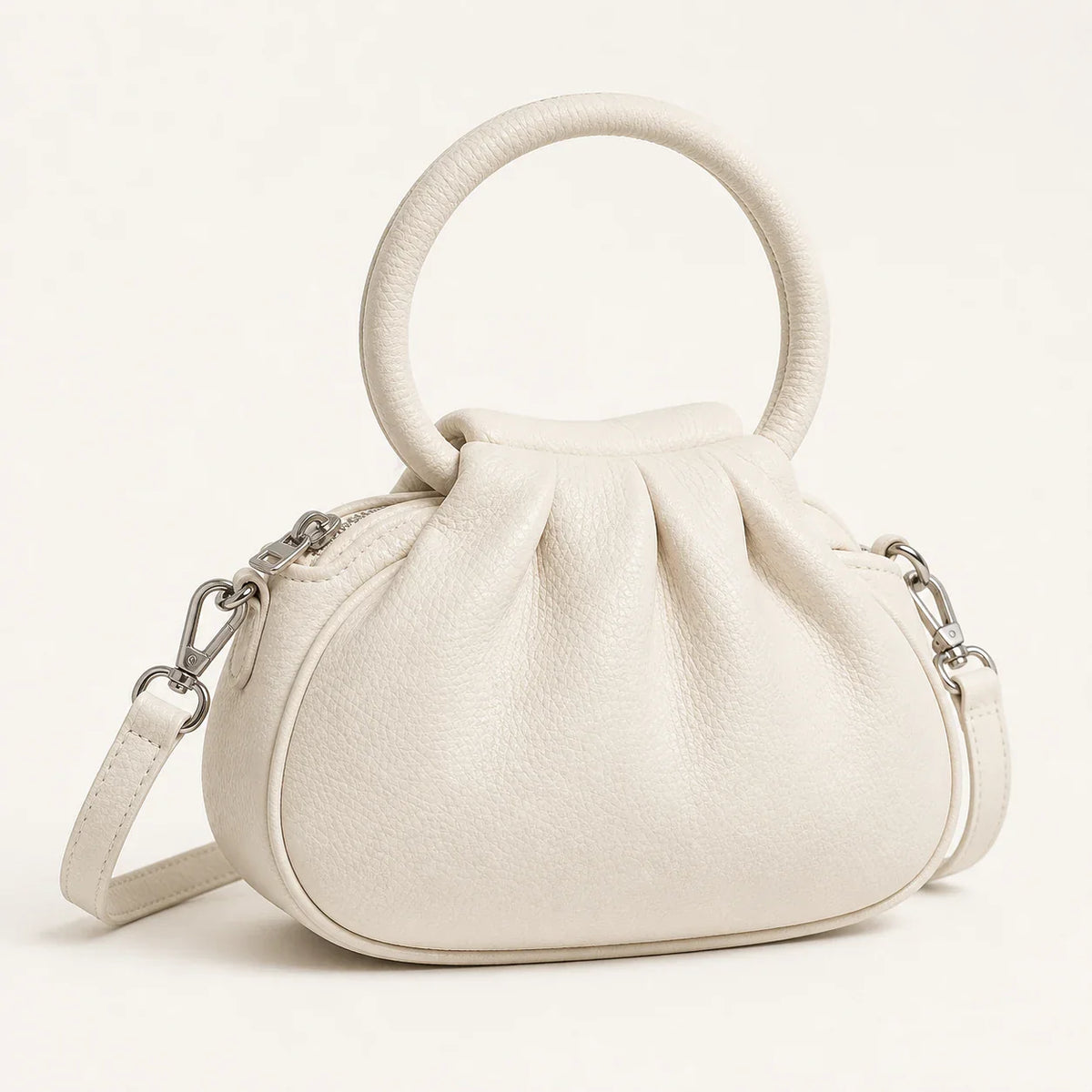 bolsa-feminina-pequena-nara-hobo-branco-sofisticada-em-uso