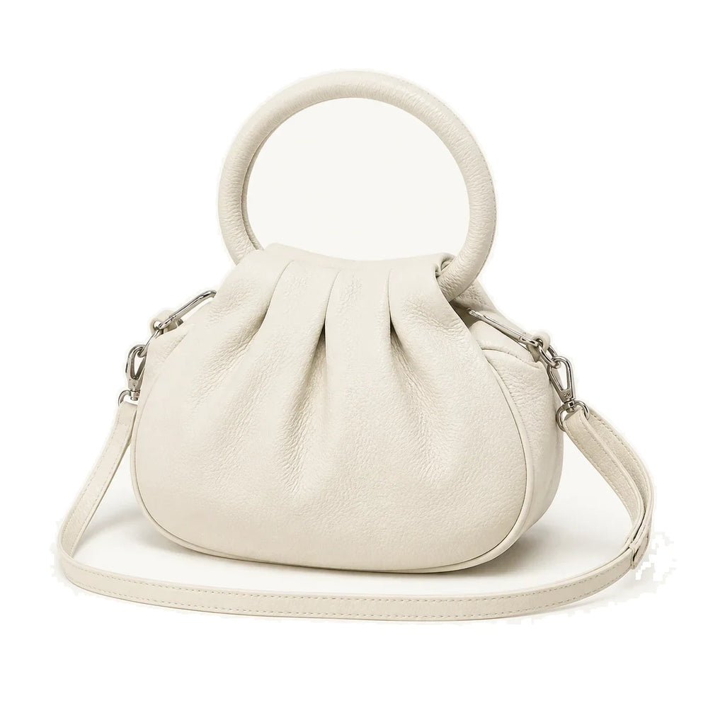 bolsa-feminina-pequena-nara-hobo-branco-sofisticada-em-uso