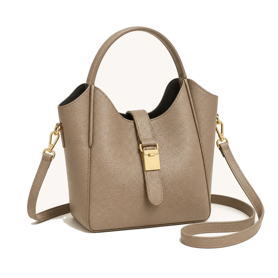 bolsa-saco-feminina-transversal-siena-bucket-caqui-elegante-em-uso