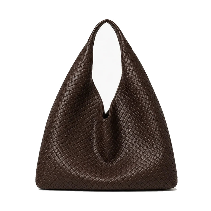 bolsa-tote-iris-hobo-marrom-cafe-minimalista-em-uso
