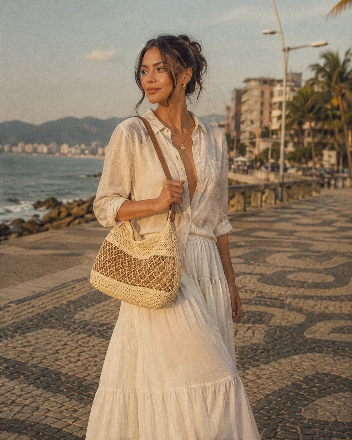 Bolsa de crochê bege em passeio à beira-mar