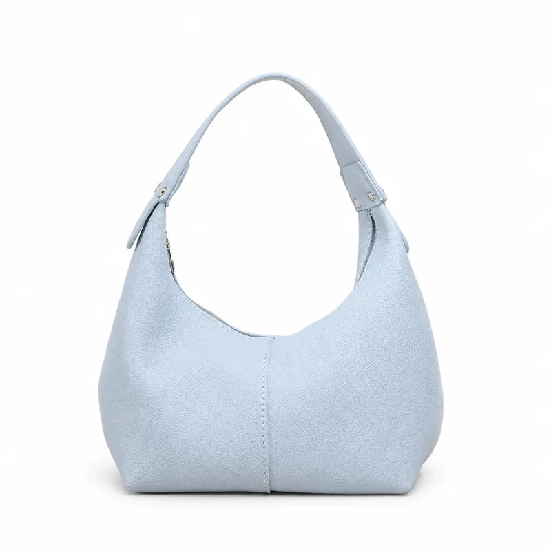 Bolsa meia-lua Marielle azul-claro em fundo branco