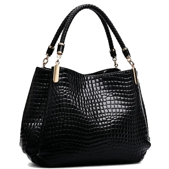 Bolsa preta Zafira com textura croco em fundo branco